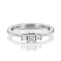 טבעת שלושה יהלומים פרינסס