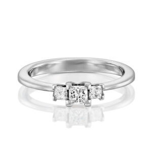 טבעת שלושה יהלומים פרינסס