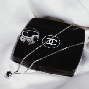 עגילים צמודים יהלום שחור והילת יהלומים לבנים