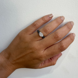 טבעת מעוצבת יהלומים שחורים ולבנים