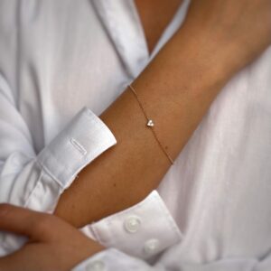 צמיד זהב עם שלושה יהלומים בצורת לב