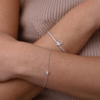 צמיד זהב עם שלושה יהלומים בצורת לב