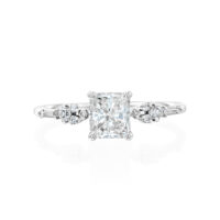 טבעת זהב לבן 14 קראט עם אבן מרכזית רדיאנט ויהלומים צדדים