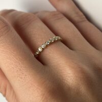 טבעת איטרנטי זהב 14a קראט עם שמונה יהלומים בשיבוץ בזל