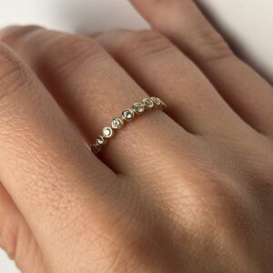 טבעת איטרנטי זהב 14a קראט עם שמונה יהלומים בשיבוץ בזל