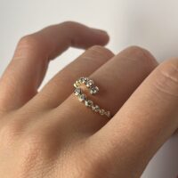 טבעת זהב פתוחה עם 12 יהלומים בשיבוץ בזל