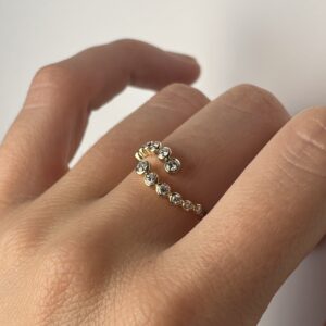 טבעת זהב פתוחה עם 12 יהלומים בשיבוץ בזל