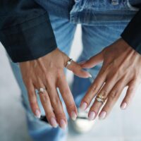 טבעת זהב 14 קראט עם יהלום מרכזי אובל בשיבוץ אופקי