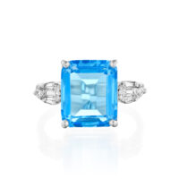 טבעת בלו טופז עם יהלומים בצדדים "דיקלה"