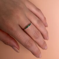 טבעת דגרדה (Dégradé) היא טבעת שבה היהלומים או אבני החן משובצים בהדרגתיות של גודל או צבע – מהגדול ביותר במרכז ועד לקטנים יותר בצדדים, או בגוונים העוברים בהדרגה מצבע כהה לבהיר. 🔹 דגרדה של גודל – האבן המרכזית היא הדומיננטית, ולצידה אבנים קטנות יותר המשתלבות בהרמוניה, כך שהמראה הכללי יוצר רצף זורם ומאוזן. 🔹 דגרדה של צבע – האבנים מסודרות במעבר חלק בין גוונים שונים (למשל, מאמרלד ירוק כהה לירוק בהיר, או מיהלומים צבעוניים עד שקופים), מה שמעניק אפקט ייחודי ומודרני.