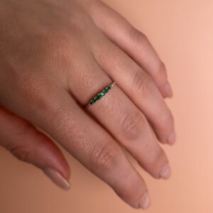 טבעת דגרדה (Dégradé) היא טבעת שבה היהלומים או אבני החן משובצים בהדרגתיות של גודל או צבע – מהגדול ביותר במרכז ועד לקטנים יותר בצדדים, או בגוונים העוברים בהדרגה מצבע כהה לבהיר. 🔹 דגרדה של גודל – האבן המרכזית היא הדומיננטית, ולצידה אבנים קטנות יותר המשתלבות בהרמוניה, כך שהמראה הכללי יוצר רצף זורם ומאוזן. 🔹 דגרדה של צבע – האבנים מסודרות במעבר חלק בין גוונים שונים (למשל, מאמרלד ירוק כהה לירוק בהיר, או מיהלומים צבעוניים עד שקופים), מה שמעניק אפקט ייחודי ומודרני.